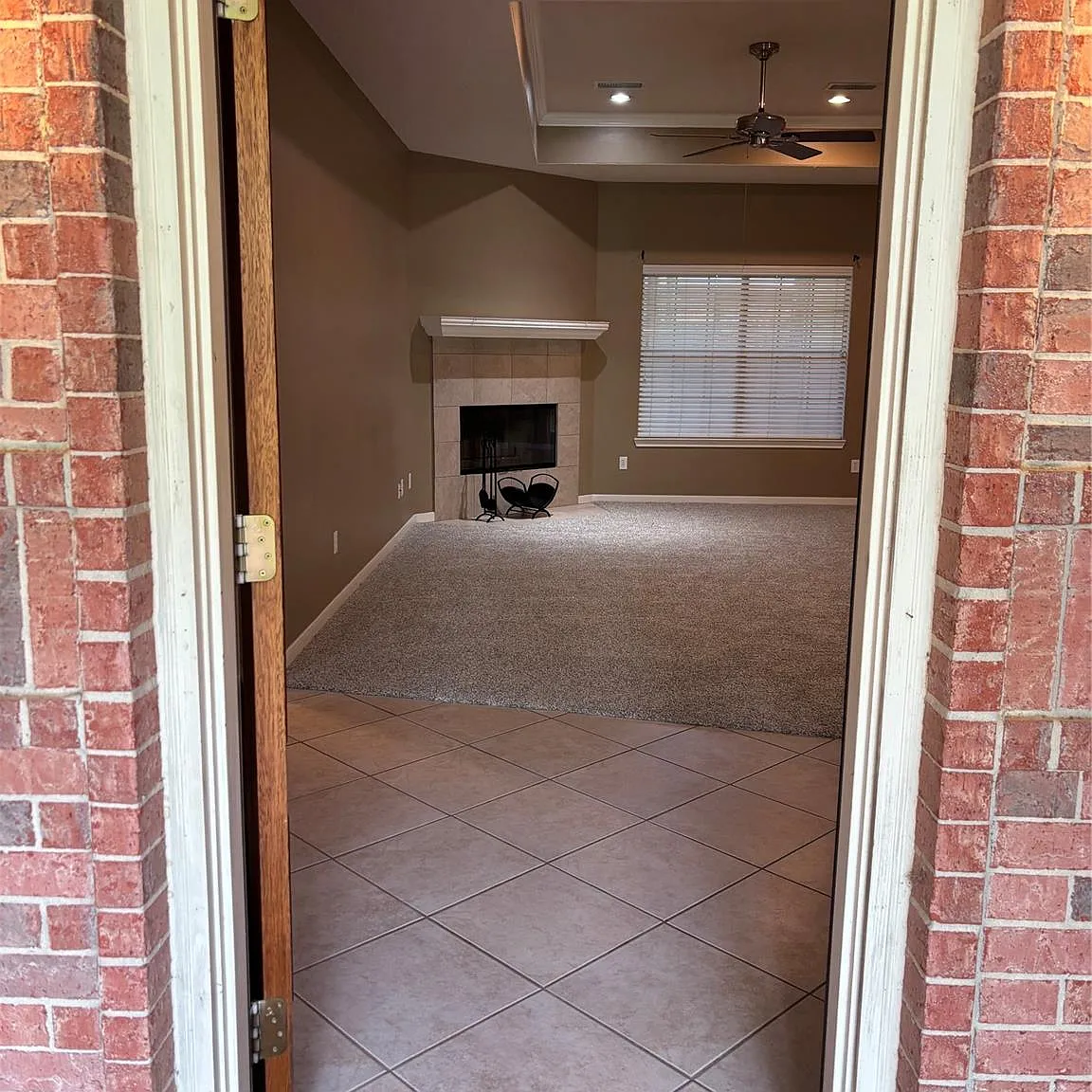 3 bed, 2.0 bath, 2002 sqft, $2,000 — Photo 3