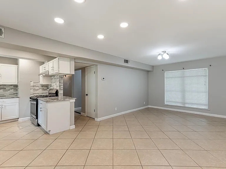 555 Patricia Dr — Photo 10