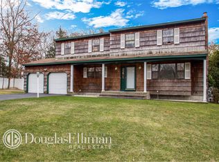 8 Kimberley Ct, Lake Grove, NY 11755