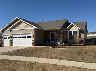 1908 26th St SW, Minot, ND 58701