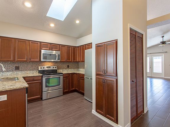 5th image of 4315 Sandhurst Dr