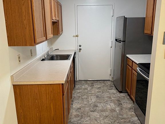 3rd image of 15 Village Rock Ln APT 1