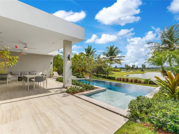 19 Encl Ave, Dorado, PR 00646