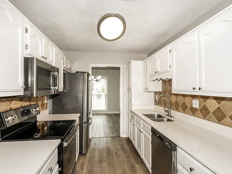 7308 Schilling Cv E — Photo 9