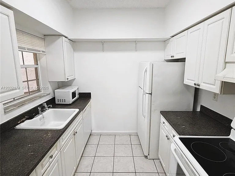1701 NW 96th Ter #1J — Photo 7