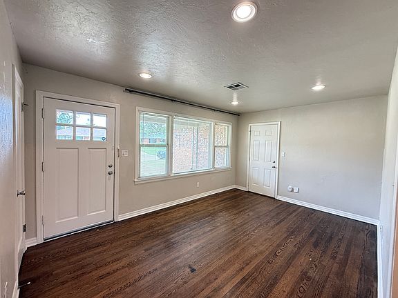 2nd image of 1713 Oxford Way