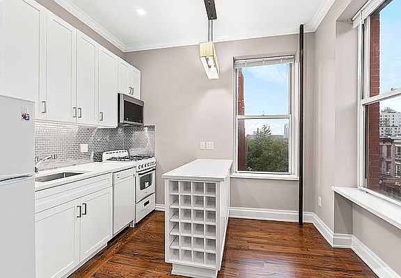 3rd image of 4819 Vernon Blvd APT 3B
