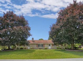 16 E Countryside Dr, Boiling Springs, PA 17007