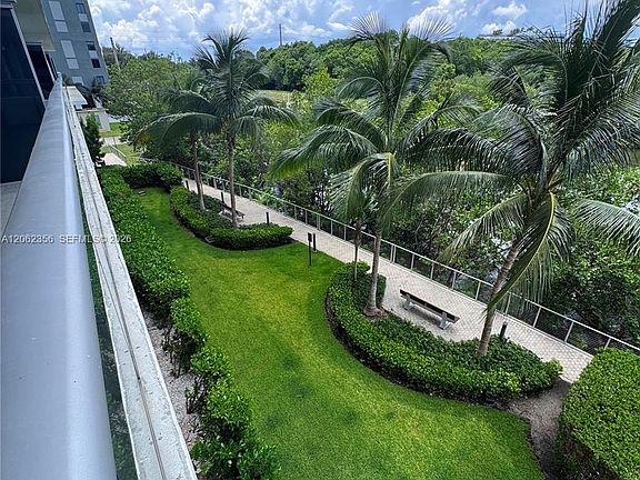 3rd image of 16385 Biscayne Blvd Unit 305
