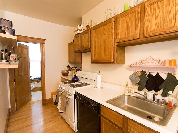 2nd image of 854 W Waveland Ave APT 3