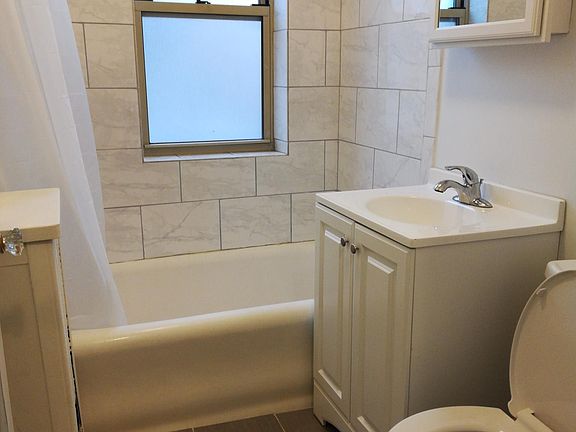 3rd image of 5704 N Spaulding Ave Floor 1