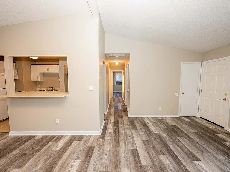 101 E Airview Dr — Photo 3