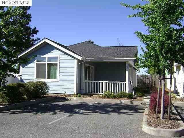 1st image of 203 Highlands Ct