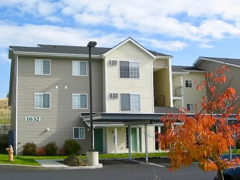 Creekside Apartments — Photo 1