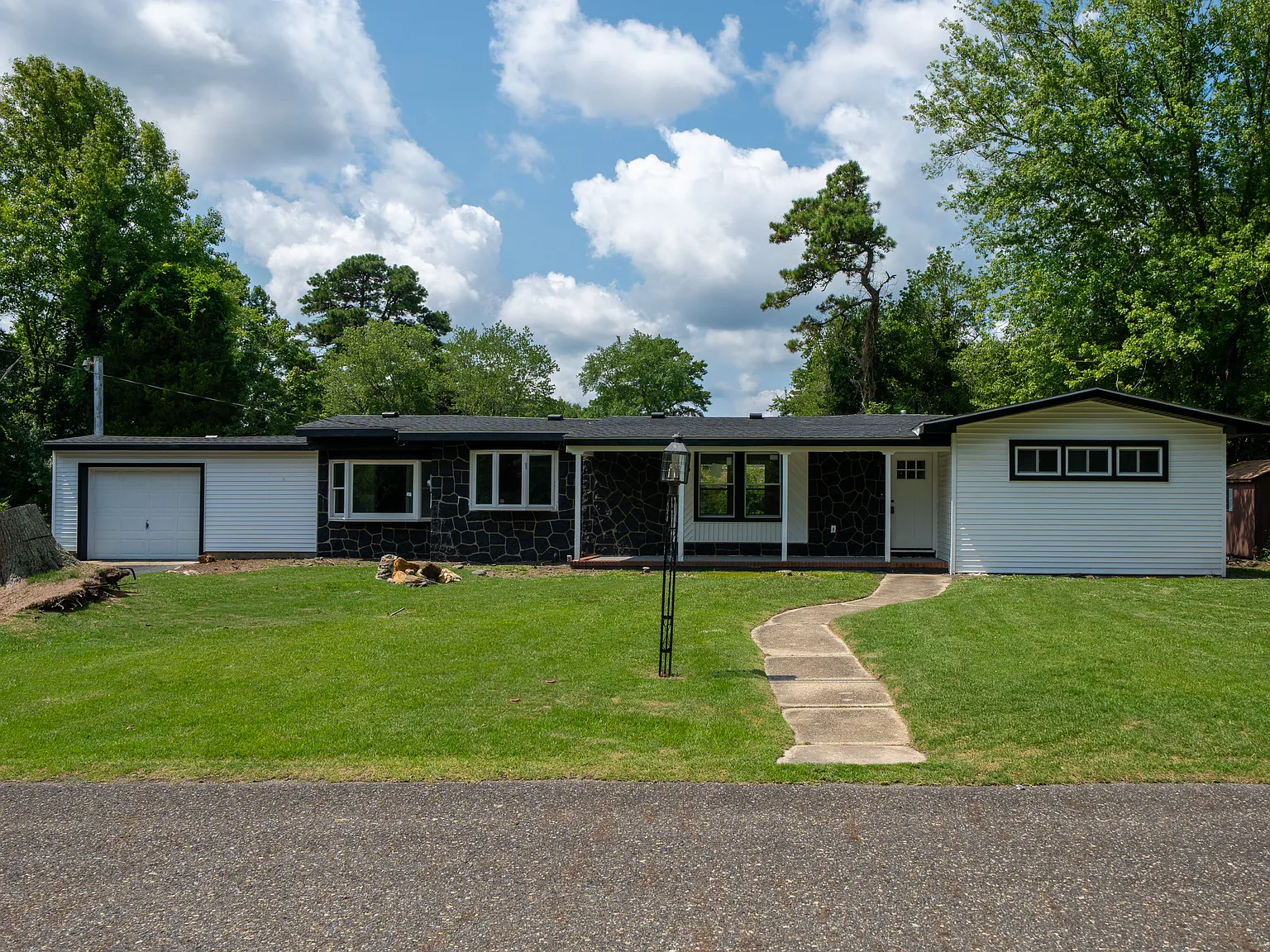 4 bed, $3,000 — Photo 1