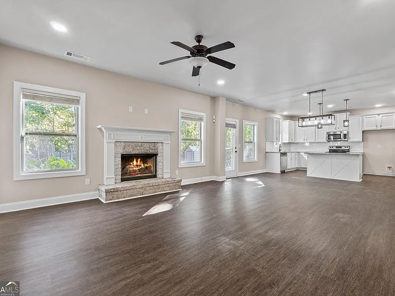 475 Louise Way — Photo 16