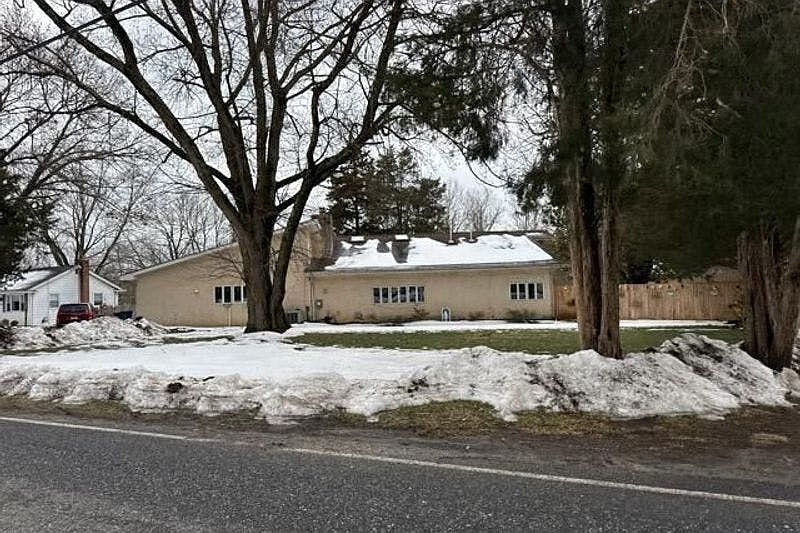 1st image of 930 Winslow Rd