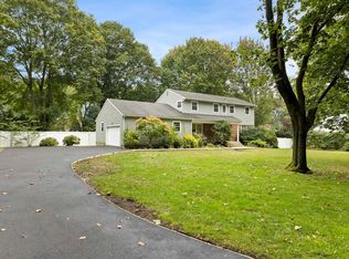 240 Plainview Rd, Woodbury, NY 11797
