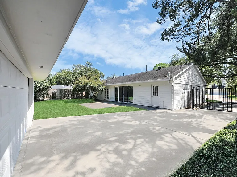 7610 Highmeadow Dr — Photo 8