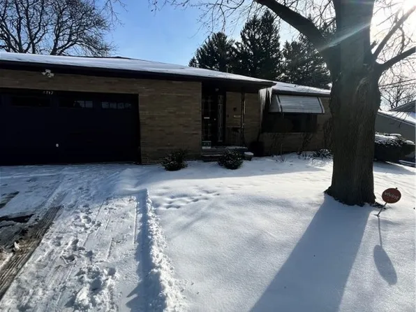 5717 Bartlett Rd, Bedford Heights, OH 44146