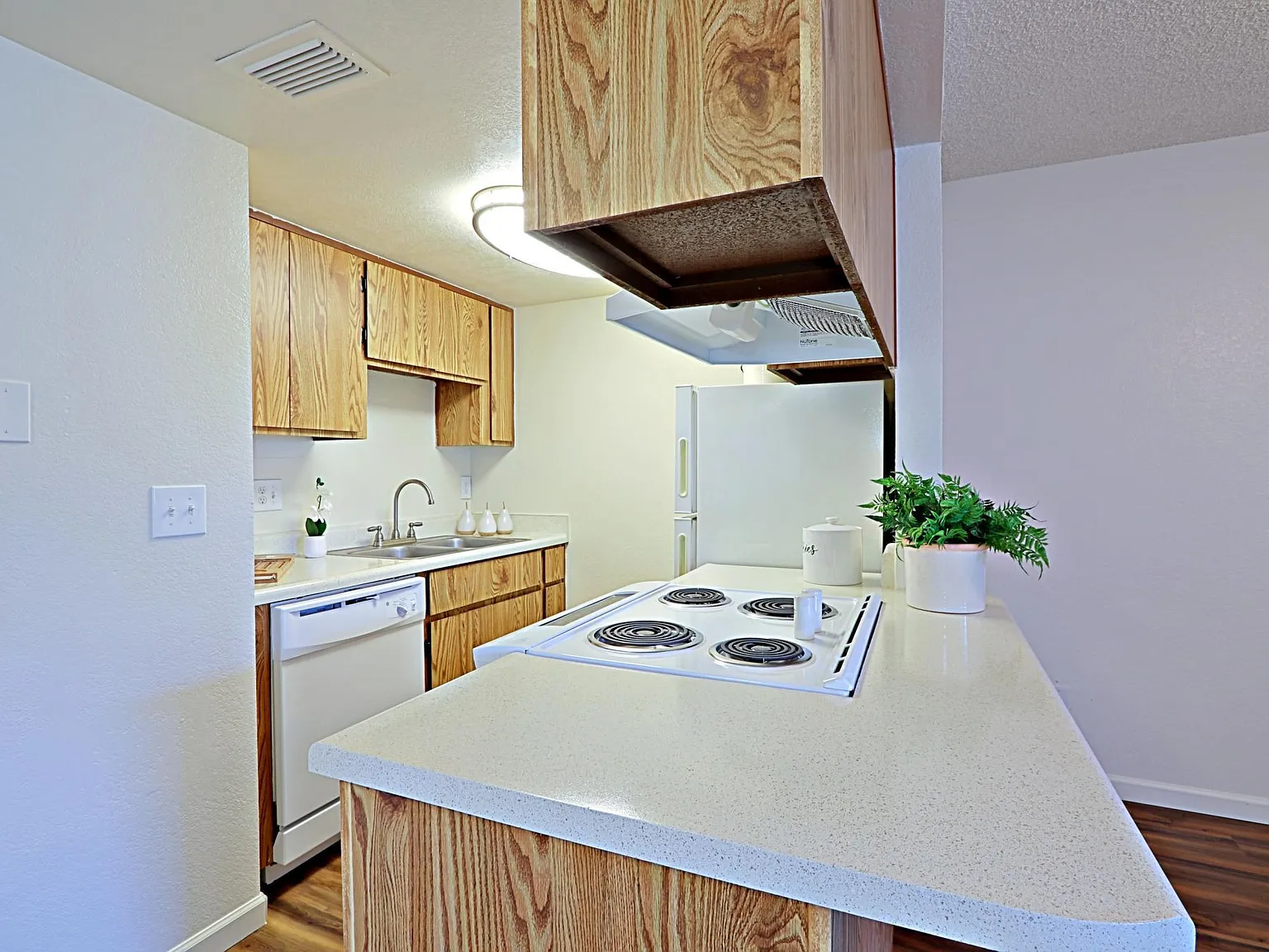 1235 S Dorsey Ln — Photo 4