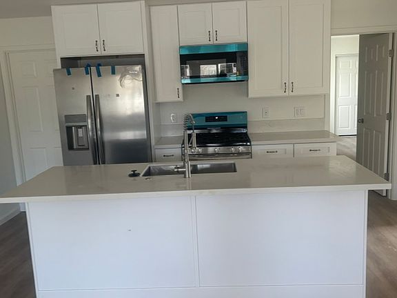 3rd image of 496 River St