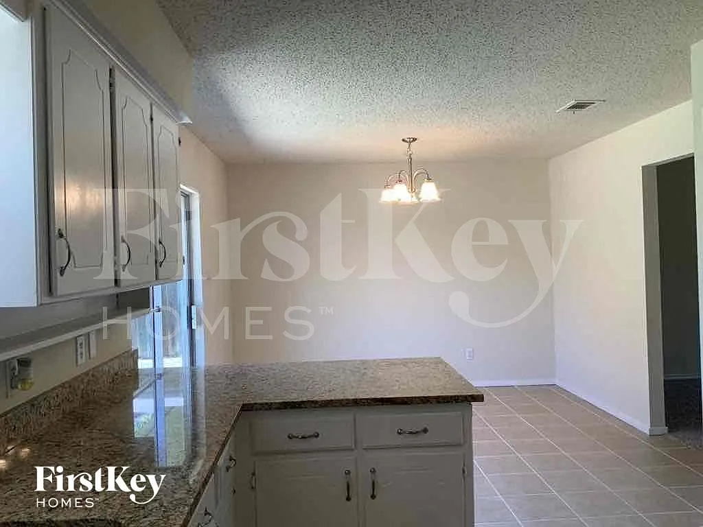 4 bed, 2.0 bath, 1701 sqft, $2,250 — Photo 4