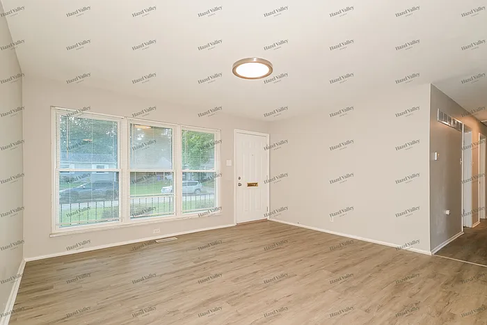 3 bed, 2.0 bath, 1004 sqft, $1,570 — Photo 4