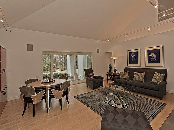 4th image of 50 Winterberry Ln