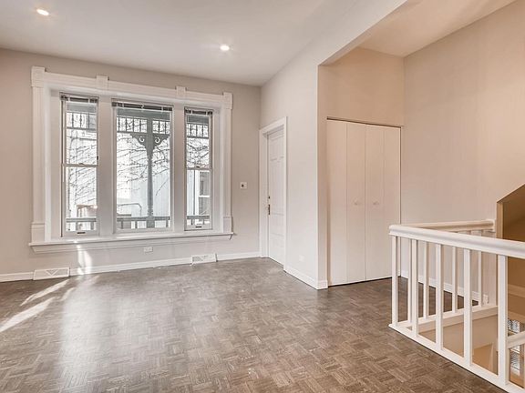 3rd image of 3043 N Kenmore Ave APT 1R