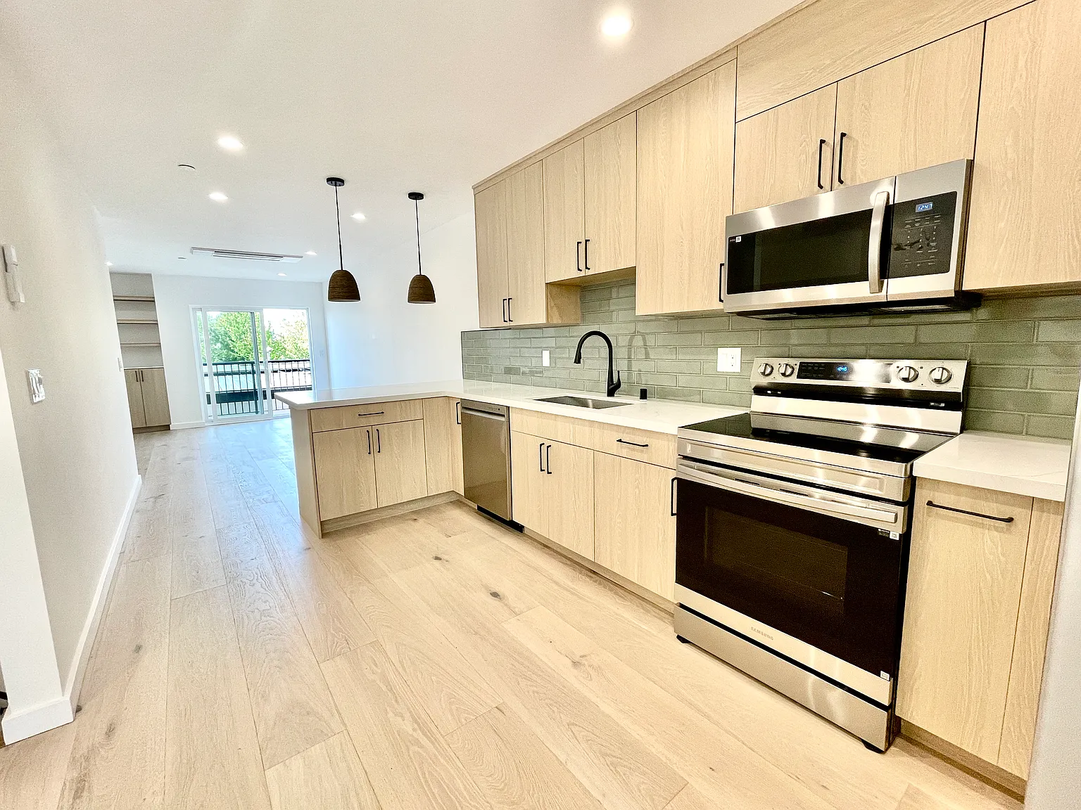 3 bed, 2.5 bath, 1484 sqft, $3,900 — Photo 4