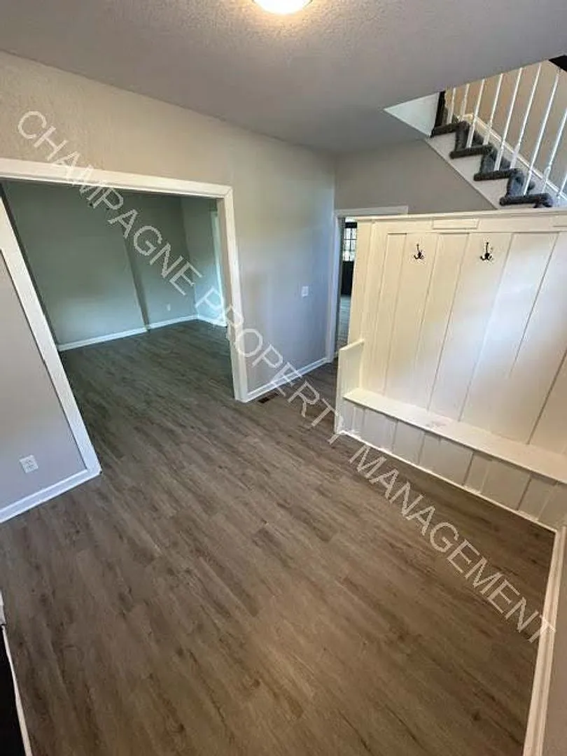 Single Family Home in Kansas City — Photo 2