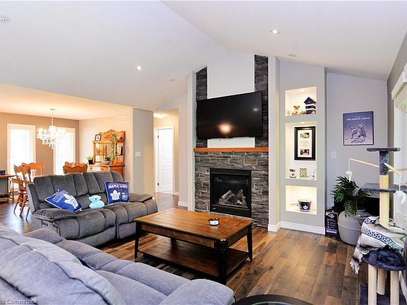 5th image of 33 Centre St