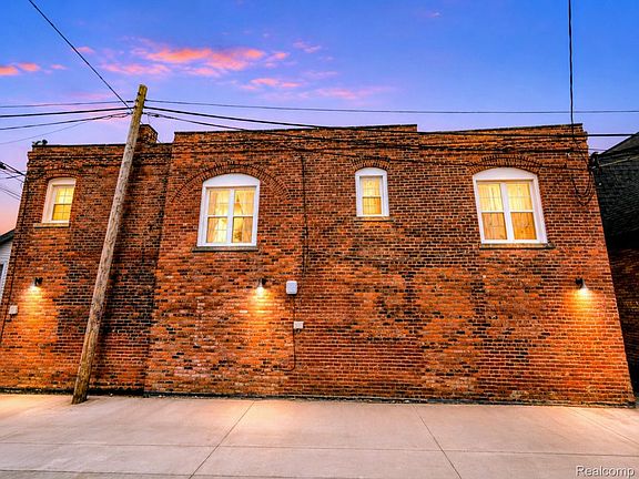 3rd image of 681 W Canfield St