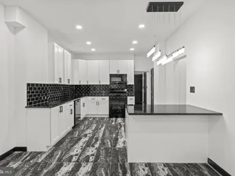 910 Barclay St — Photo 4