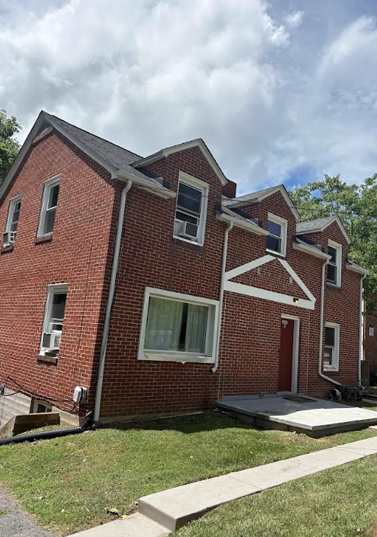 1225 C Giles | 1 Bed, 1Bath Duplex | 7/09/2025 — Photo 2