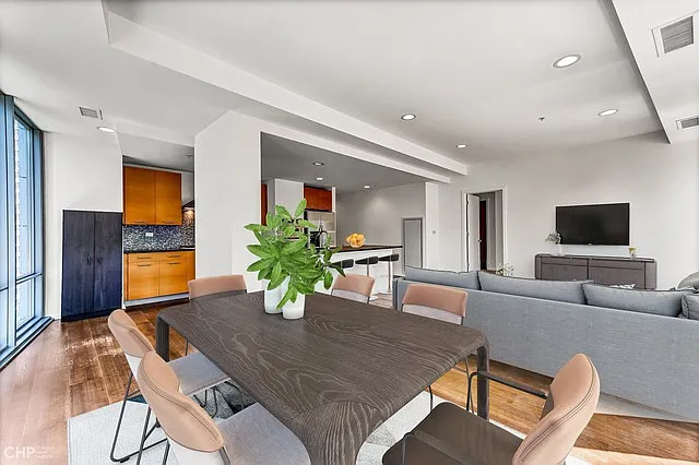 240 E Illinois St #1001 — Photo 3