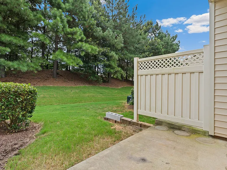 23 Pocono Dr — Photo 15