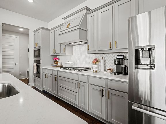 4th image of 638 Taylor Dr