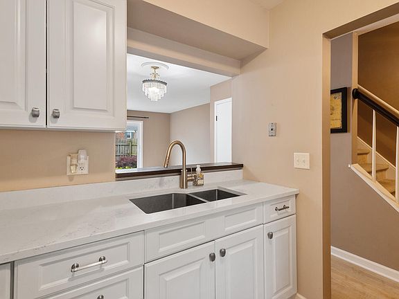 5th image of 707 Garland Cir APT A