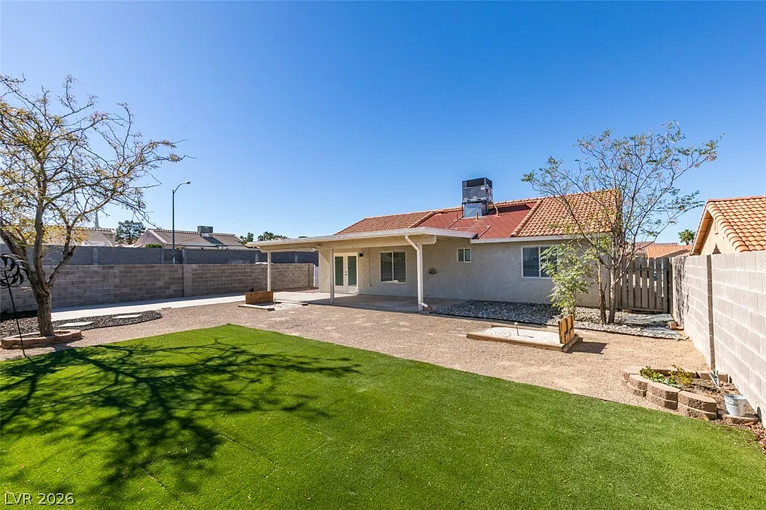 3 bed, 2.0 bath, 1226 sqft, $1,850 — Photo 2