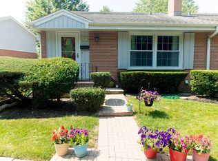 9 Robin Hood Ln, Northfield, IL 60093