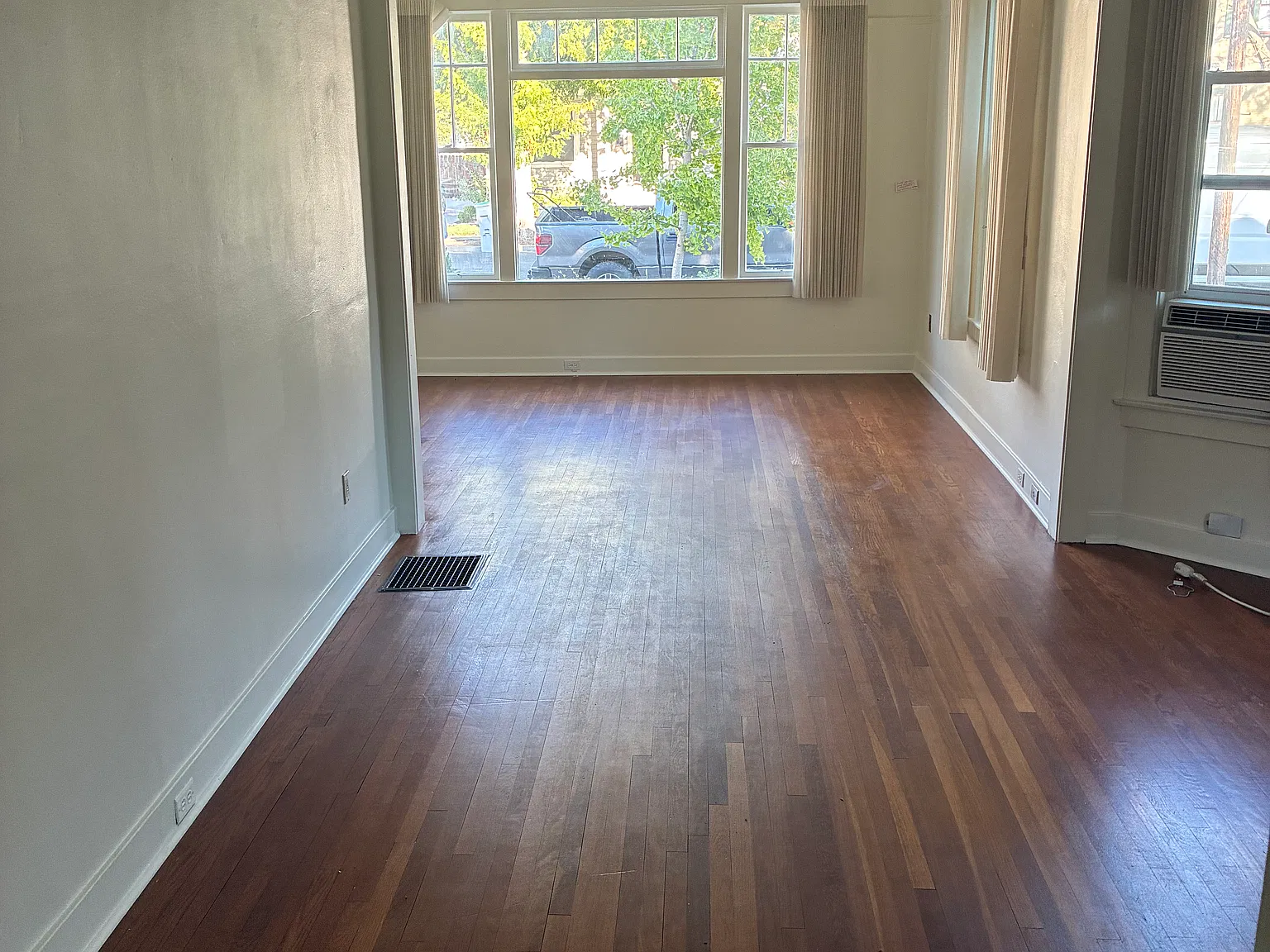 4 bed, 1.5 bath, 1915 sqft, $2,900 — Photo 4