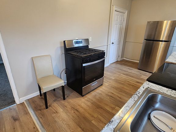 4th image of 64 Fox St Floor 2