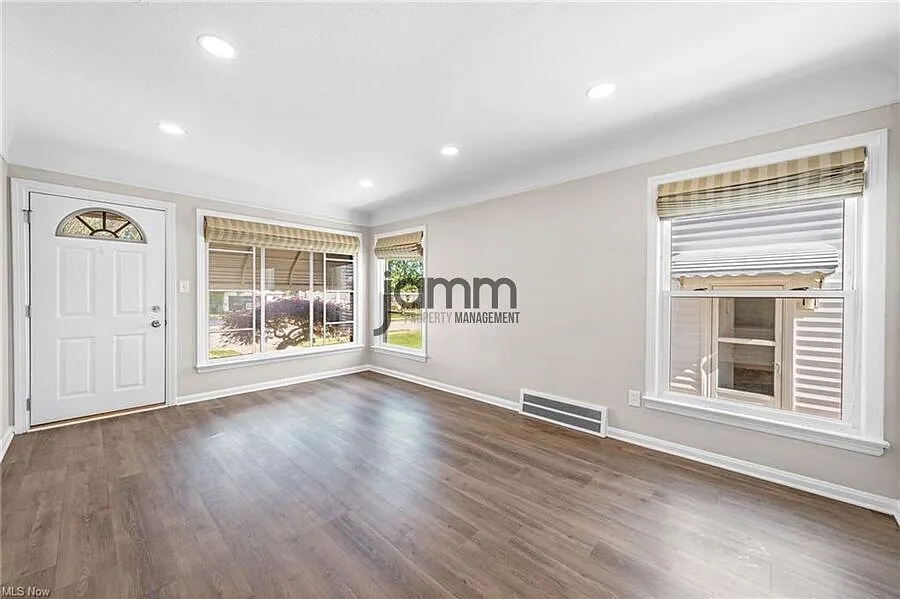 2-Bedroom / 2 - Bathroom in Mayfield Heights — Photo 4