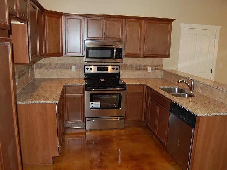 1005 Live Oak Dr — Photo 6