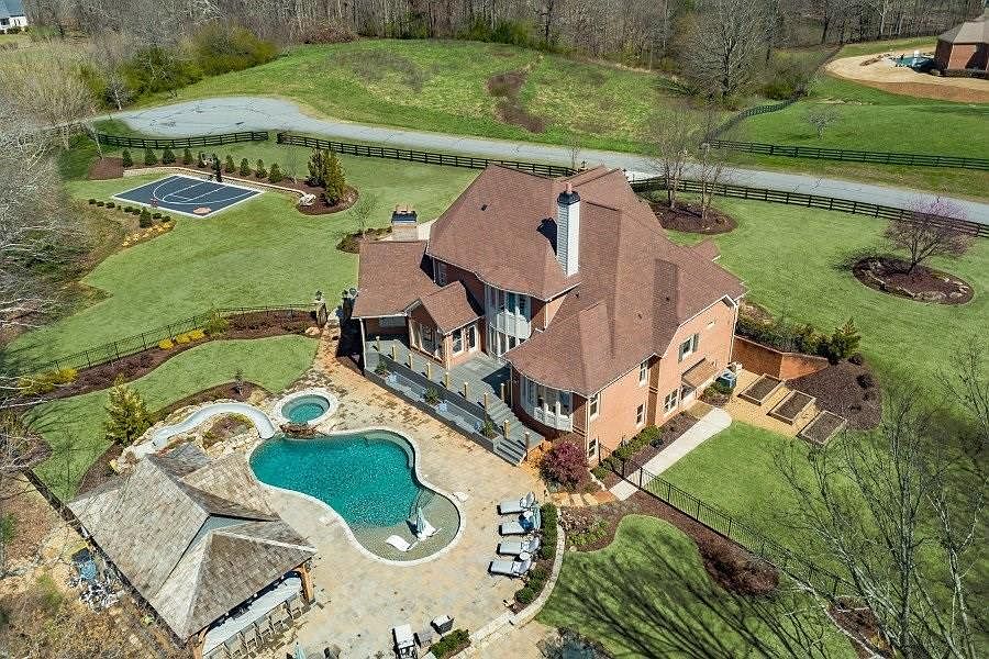 1st image of 215 Summitview Ct