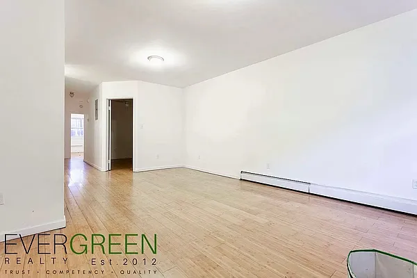 Rented by Safdie Realty Group | media 25