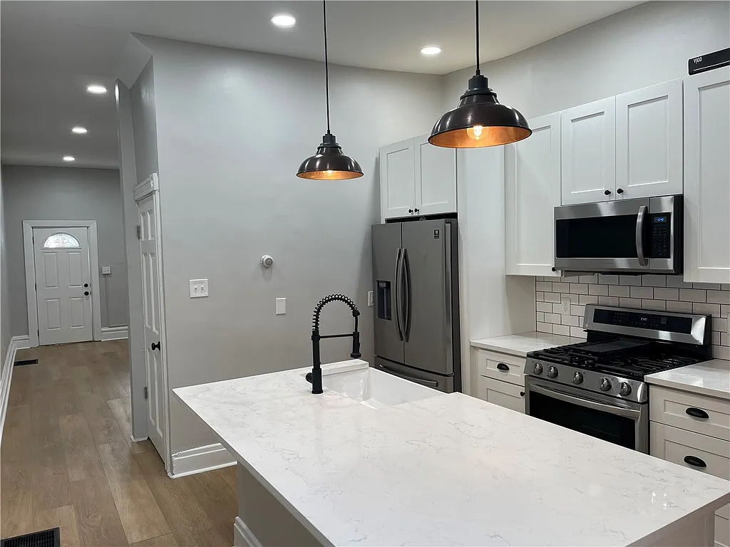 4 bed, 1.5 bath, 1946 sqft, $3,000 — Photo 4