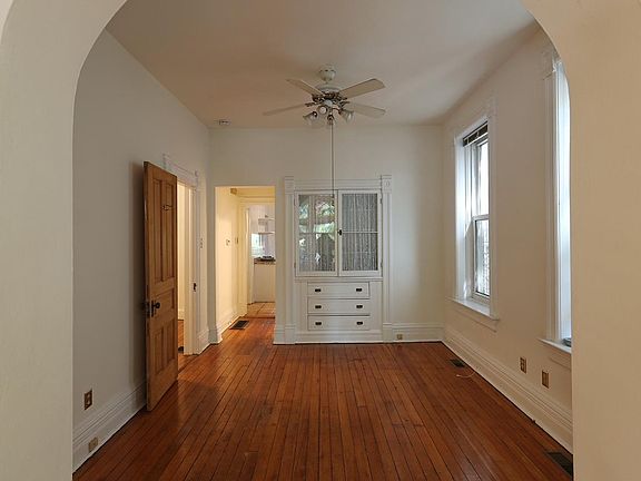 3rd image of 833 N Winchester Ave #1